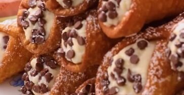 Classic Italian Cannoli