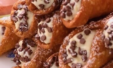 Classic Italian Cannoli