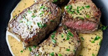 Filet Mignon with Creamy Peppercorn Sauce