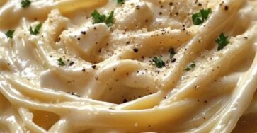 Slow Cooker Creamy Fettuccine Alfredo